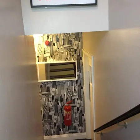 Hostel Oscar's *